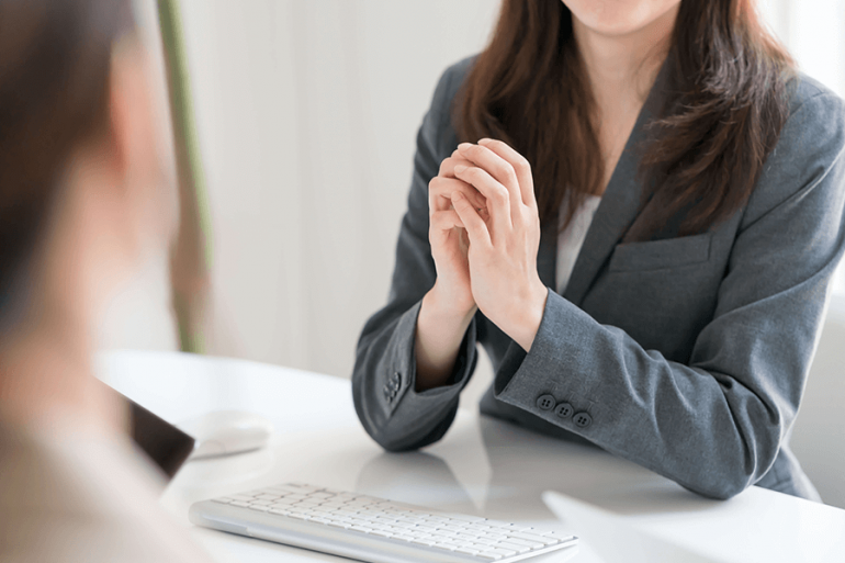 相談を受ける先輩女性社員