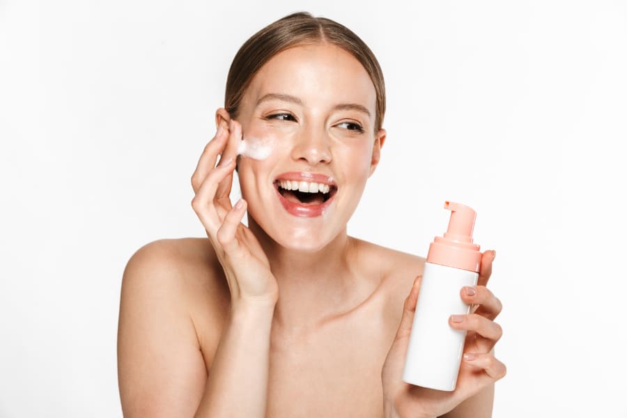 顔パックする人